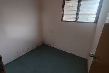 Oug 2 Storey Terrace House With High Ceiling For Sale