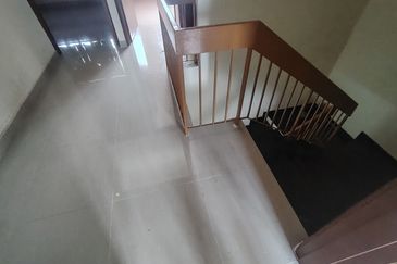 Oug 2 Storey Terrace House With High Ceiling For Sale