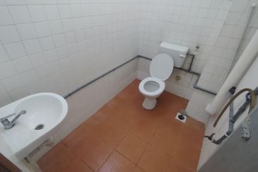 Oug 2 Storey Terrace House With High Ceiling For Sale