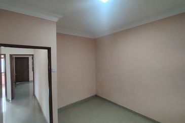 Oug 2 Storey Terrace House With High Ceiling For Sale