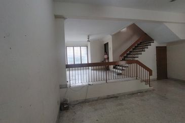 Oug 2 Storey Terrace House With High Ceiling For Sale
