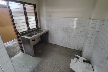 Oug 2 Storey Terrace House With High Ceiling For Sale