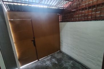 Oug 2 Storey Terrace House With High Ceiling For Sale