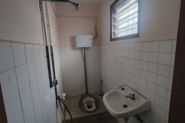 Oug 2 Storey Terrace House With High Ceiling For Sale