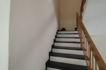 Oug 2 Storey Terrace House With High Ceiling For Sale