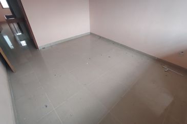 Oug 2 Storey Terrace House With High Ceiling For Sale