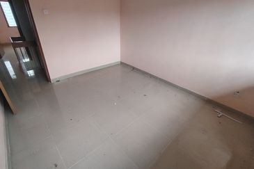 Oug 2 Storey Terrace House With High Ceiling For Sale