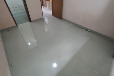 Oug 2 Storey Terrace House With High Ceiling For Sale