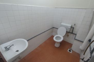 Oug 2 Storey Terrace House With High Ceiling For Sale