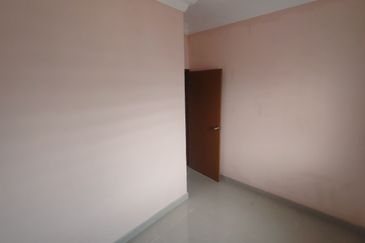 Oug 2 Storey Terrace House With High Ceiling For Sale