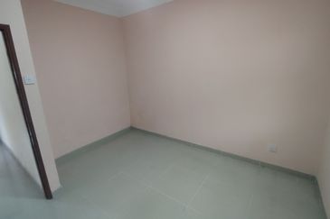 Oug 2 Storey Terrace House With High Ceiling For Sale