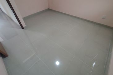 Oug 2 Storey Terrace House With High Ceiling For Sale