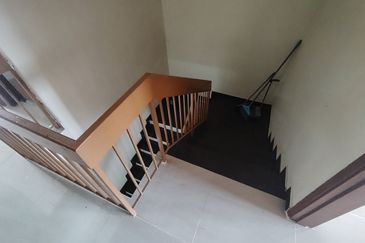 Oug 2 Storey Terrace House With High Ceiling For Sale