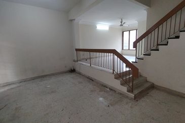 Oug 2 Storey Terrace House With High Ceiling For Sale