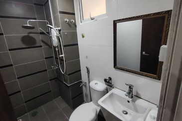 Oug/Happy Garden 3.5 Storey Gated Guarded Terrace House For Rent