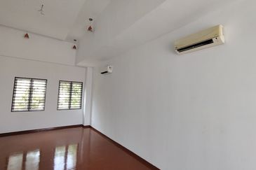 Oug/Happy Garden 3.5 Storey Gated Guarded Terrace House For Rent