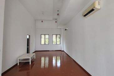 Oug/Happy Garden 3.5 Storey Gated Guarded Terrace House For Rent