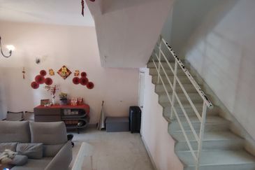 Oug 2 Storey Terrace House Spilt Floor For Sale
