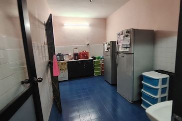 Oug 2 Storey Terrace House Spilt Floor For Sale