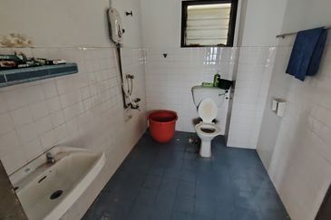 Oug 2 Storey Terrace House Spilt Floor For Sale