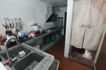 Oug 2 Storey Terrace House Spilt Floor For Sale