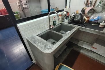 Oug 2 Storey Terrace House Spilt Floor For Sale