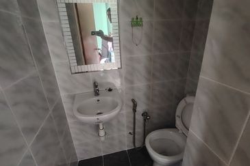 Oug 3 Storey Terrace House For Sale