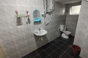 Oug 3 Storey Terrace House For Sale