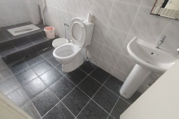 Oug 3 Storey Terrace House For Sale