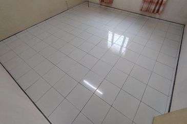 Oug/Happy Garden 2 Storey Terrace House with Big Car Park area for Rent