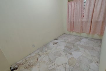 Oug/Happy Garden 2 Storey Terrace House with Big Car Park area for Rent
