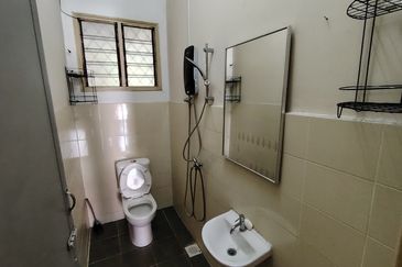 Oug/Happy Garden 2 Storey Terrace House with Big Car Park area for Rent