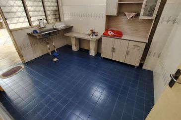 Oug/Happy Garden 2 Storey Terrace House with Big Car Park area for Rent