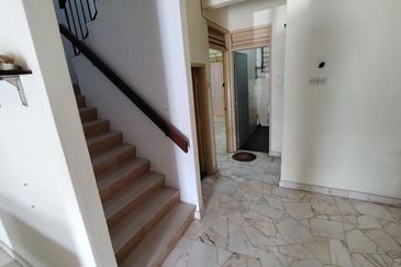 Oug/Happy Garden 2 Storey Terrace House with Big Car Park area for Rent