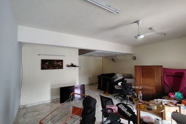 Oug/Happy Garden 2 Storey Terrace House with Big Car Park area for Rent