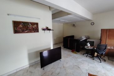 Oug/Happy Garden 2 Storey Terrace House with Big Car Park area for Rent