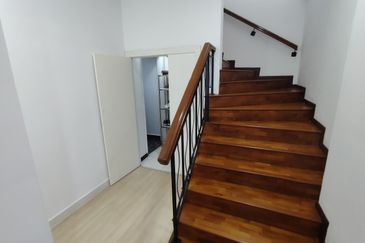 Oug/Taman Yarl 3 Storey Semi D For Rent