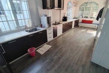 Oug/Taman Yarl 3 Storey Semi D For Rent