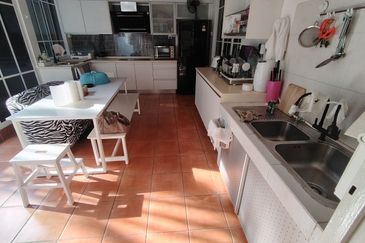 Oug/Taman Yarl 3 Storey Semi D For Rent