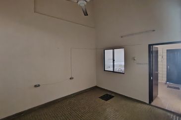 Oug/Taman Yarl 1 Storey Terrace House For Rent