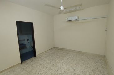 Oug/Taman Yarl 1 Storey Terrace House For Rent
