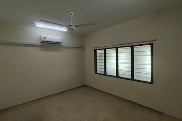 Oug/Taman Yarl 1 Storey Terrace House For Rent