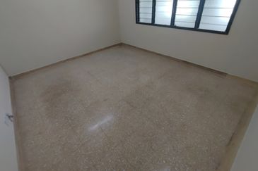 Oug/Taman Yarl 1 Storey Terrace House For Rent