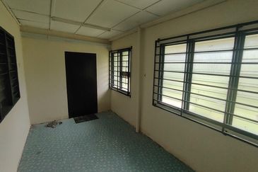 Oug/Taman Yarl 1 Storey Terrace House For Rent