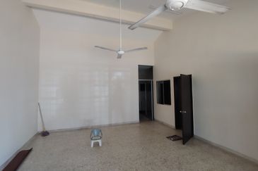 Oug/Taman Yarl 1 Storey Terrace House For Rent