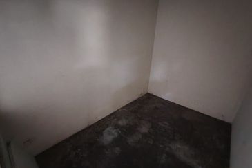 Oug/Happy Garden 1 Storey Terrace House Basic Unit For Sale