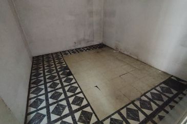 Oug/Happy Garden 1 Storey Terrace House Basic Unit For Sale