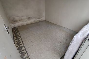 Oug/Happy Garden 1 Storey Terrace House Basic Unit For Sale