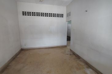 Oug/Happy Garden 1 Storey Terrace House Basic Unit For Sale