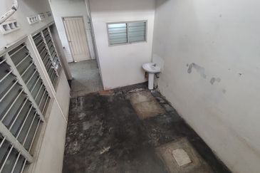 Oug/Happy Garden 1 Storey Terrace House Basic Unit For Sale